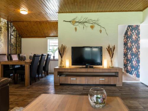 TV a/nebo společenská místnost v ubytování Achter de Vijf Linden