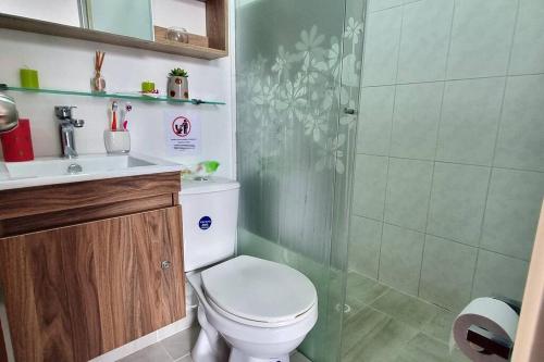 a bathroom with a toilet and a shower at Acogedora y amplia casa en Anapoima con piscina en condominio cerrado - hasta 8 personas in Anapoima