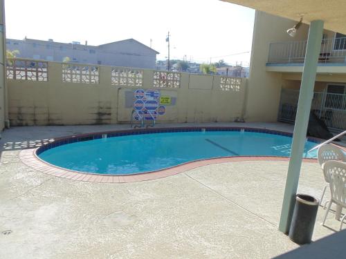 ein Schwimmbad in der Mitte eines Gebäudes in der Unterkunft Western Inn & Suites in Taft