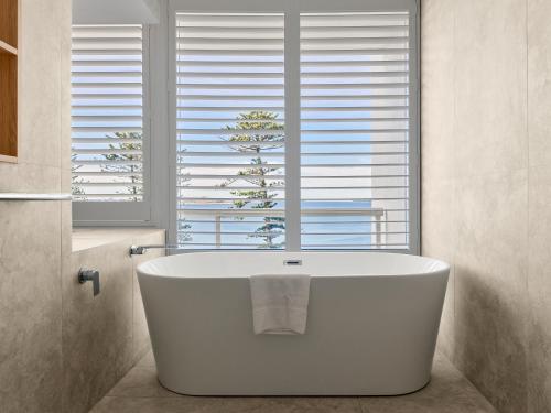 Un baño de The Brighton Hotel Sydney - Mgallery Collection