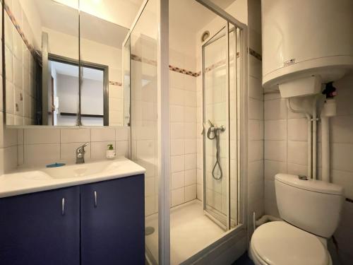 une salle de bain avec une douche, des toilettes et un lavabo dans l'établissement Studio cabine cosy à Sète, proche plage - FR-1-338-337, à Sète