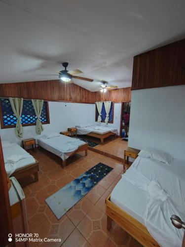 Ένα ή περισσότερα κρεβάτια σε δωμάτιο στο Hotel Don Quichotte