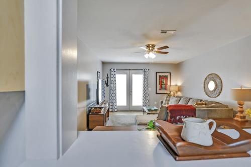 Postel nebo postele na pokoji v ubytování The Lofts of Downtown (540 N 2nd St, #304)