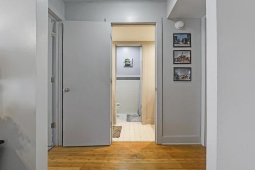 Koupelna v ubytování The Lofts of Downtown (540 N 2nd St, #304)