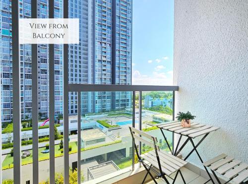 Balkón nebo terasa v ubytování Muji Design Homestay with Balcony and Nice Swimming Pool View at Cyberjaya by Cloud Host