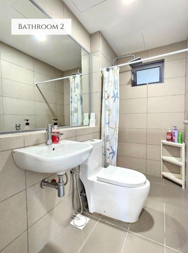 Koupelna v ubytování Muji Design Homestay with Balcony and Nice Swimming Pool View at Cyberjaya by Cloud Host