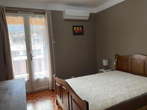 une chambre avec un lit et une fenêtre dans l'établissement F2 4 Pers, Clim, WiFi, Terrasse, Garage - Amélie-les-Bains - FR-1-703-46, à Amélie-les-Bains-Palalda