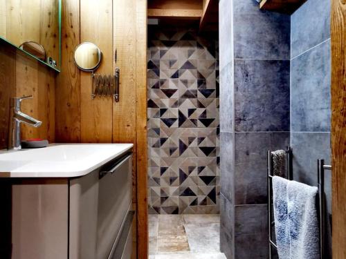 une salle de bain avec douche et lavabo dans l'établissement Superbe studio rénové style montagne, pied des pistes, 4 pers. Ski locker, ménage inclus - FR-1-598-134, aux Gets
