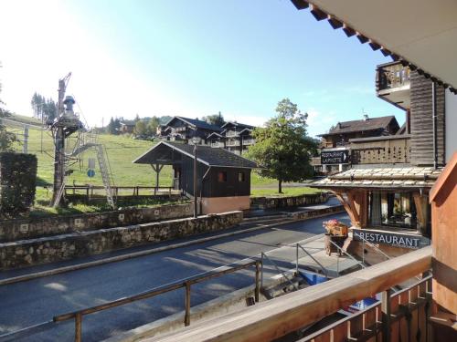 - une vue depuis le balcon d'une gare dans l'établissement Superbe studio rénové style montagne, pied des pistes, 4 pers. Ski locker, ménage inclus - FR-1-598-134, aux Gets