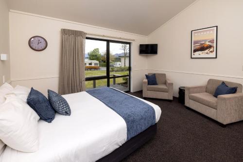 Postel nebo postele na pokoji v ubytování Wanaka Top 10 Holiday Park