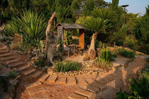 Ein Garten an der Unterkunft Khu Nghỉ Dưỡng Ngôi Làng Trong Tranh, Bảo Lộc
