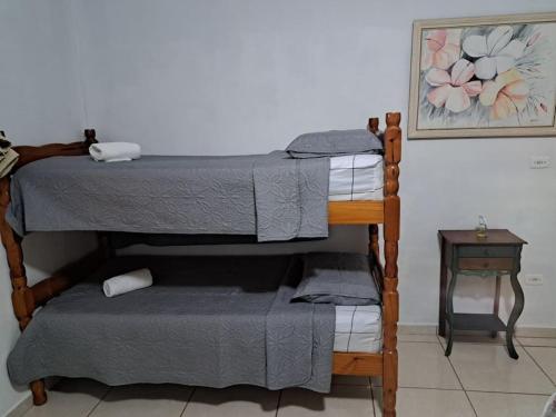a couple of bunk beds in a room at Casa de campo (chácara) em Louveira in Louveira
