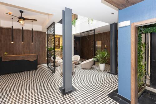 bagno con due servizi igienici e due lavandini di La Cuadra Apartments By Acomodo a Città di Panama