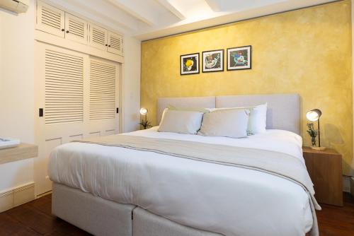 Una cama o camas en una habitación de Casa Acomodo Casco Viejo 4bdr Historic Mansion