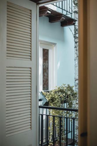 Un balcón o terraza en Casa Acomodo Casco Viejo 4bdr Historic Mansion