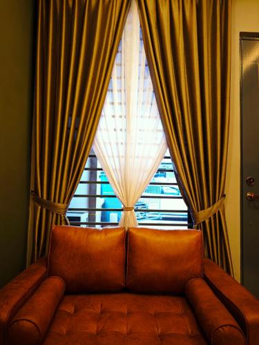 Χώρος καθιστικού στο Cozy Austin - 10 mins from Aeon Tebrau City