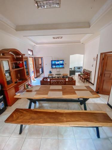 a living room with a table in the middle at Laura's Backpacker 523 in Yogyakarta