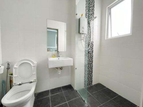 a bathroom with a toilet and a sink and a shower at MesaHill Homestay, Nilai by S&T Homez in Nilai