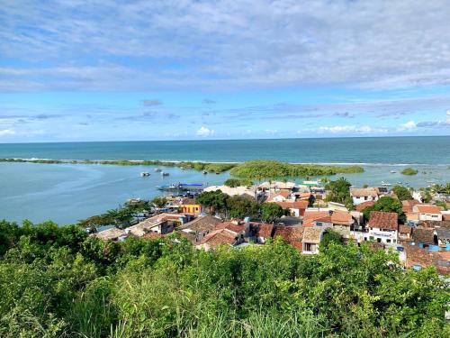 a small town on the shore of a body of water at Pousada Paraíso Beach in Santa Cruz Cabrália
