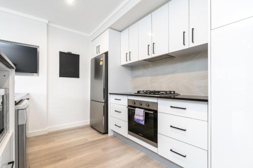 Η κουζίνα ή μικρή κουζίνα στο Renovated Townhouse Close to the CBD and Schools - Hosted by Canstay