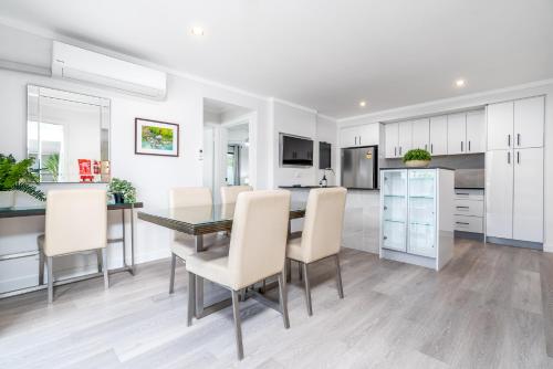 Η κουζίνα ή μικρή κουζίνα στο Renovated Townhouse Close to the CBD and Schools - Hosted by Canstay
