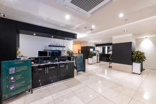 New Cheonji Hotelにあるキッチンまたは簡易キッチン