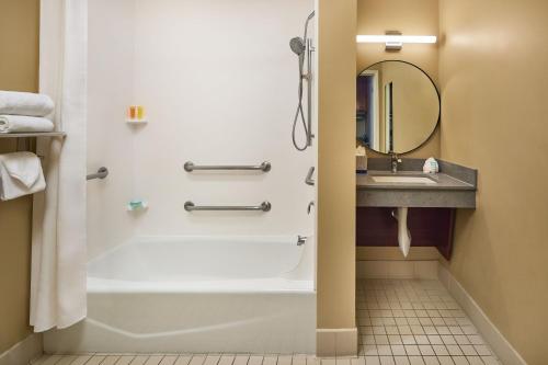 un baño con ducha y lavabo en TownePlace Suites by Marriott Colorado Springs South, en Colorado Springs