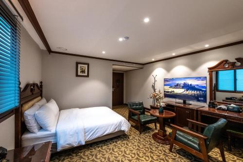New Cheonji Hotelにあるベッド