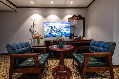 New Cheonji Hotelにあるテレビまたはエンターテインメントセンター