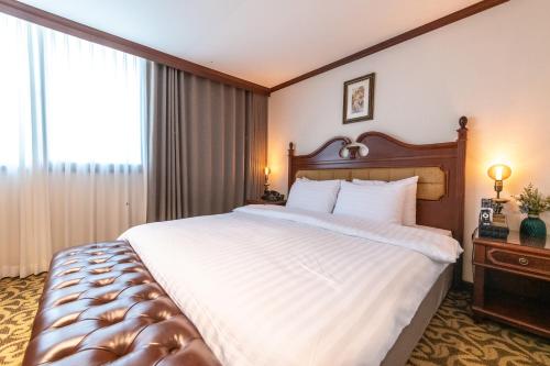 New Cheonji Hotelにあるベッド