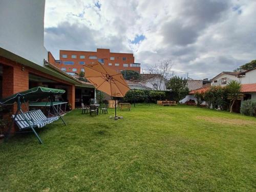 Κήπος έξω από το Hostel Mochiliers Bed and Breakfast