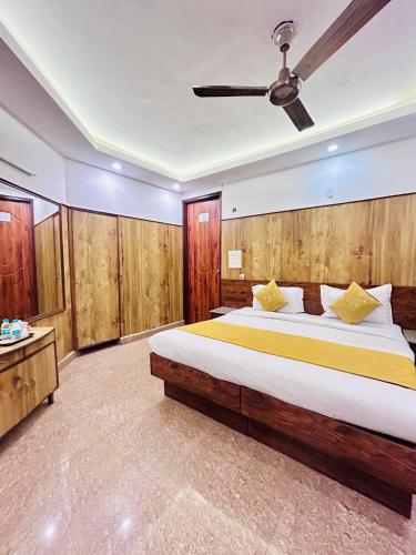 a bedroom with a large bed and a ceiling fan at Hotel Satwah Home Stay Just 10 Minute Away From Nizamuddin Railway Station in New Delhi