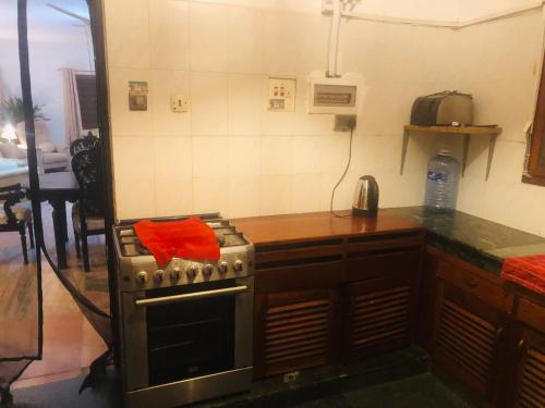 蒙巴萨Lusigi Luxe villas的配有炉灶和台面的厨房