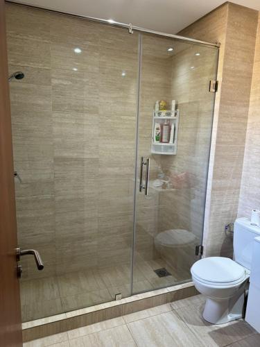 a bathroom with a glass shower with a toilet at Appartement Prestigia Golf City Marrakech - Porte Agate - Gated community Rez-de-Jardin in Marrakesh