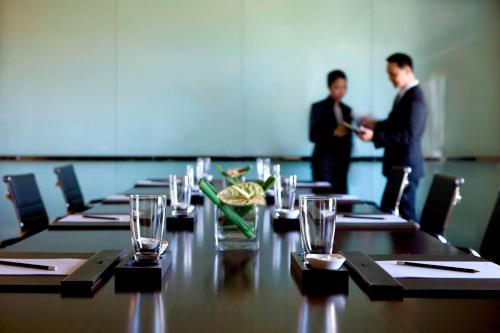Manila Marriott Hotel at Newport World Resortsにあるビジネスエリアまたは会議室
