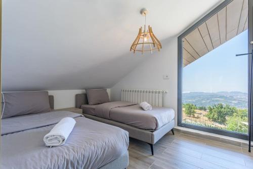 Postel nebo postele na pokoji v ubytování Faqra -2BR Hideaway