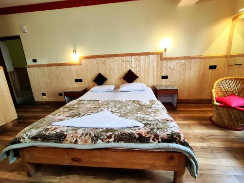 ein Schlafzimmer mit einem großen Bett in einem Zimmer in der Unterkunft Hotel Red Cherry Pelling in Pelling