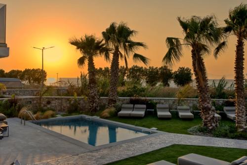 Bazén v ubytování Penélope Beachfront Villa nebo v jeho okolí