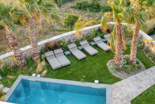 Bazén v ubytování Penélope Beachfront Villa nebo v jeho okolí