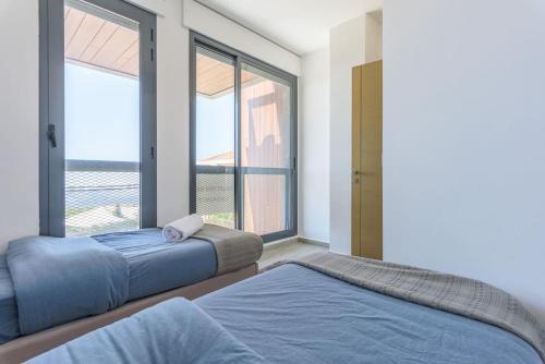 Postel nebo postele na pokoji v ubytování Faqra -2BR Hideout