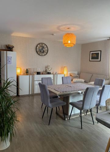 une salle à manger avec une table et des chaises et une cuisine dans l'établissement Chambre privée chez l'habitant, à Cesson-Sévigné
