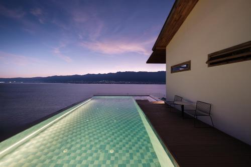 Gambar di galeri bagi 大理石之上Cloud Edge Cabin全视野苍洱半山海景别墅酒店洱海观景店 di Dali