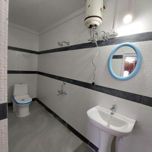 a bathroom with a sink and a mirror and a toilet at The Jungle - RISHOP in Rishop