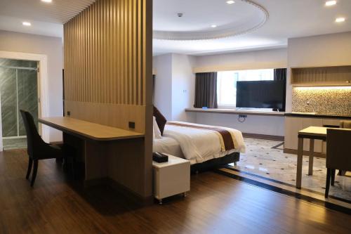 KTK Pattaya Hotel & Residenceにあるテレビまたはエンターテインメントセンター