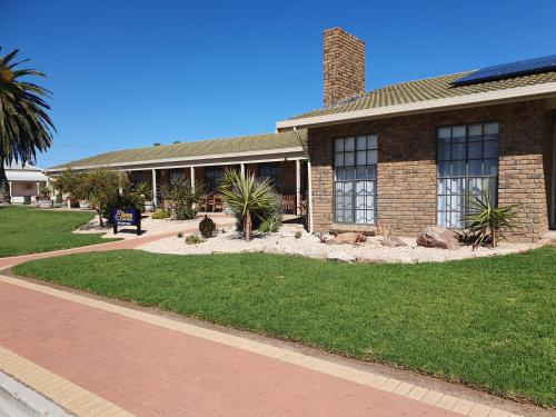 Una casa de ladrillo con un camino delante de ella. en Elliston Apartments, en Elliston