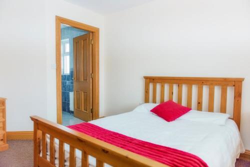 Кровать или кровати в номере Duncarbury Heights - 4 Bedroom Detached House