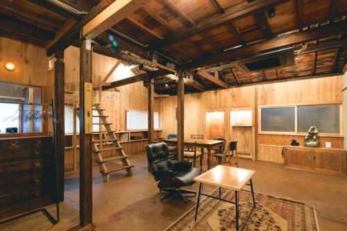 a room with a desk and a chair and a table at JUU arts&stay nishikujo-osaka in Osaka