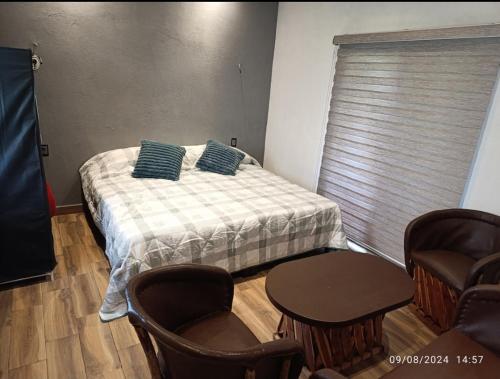 マサミトラにあるCabaña la Bonitaのベッドルーム(ベッド1台、テーブル、椅子付)