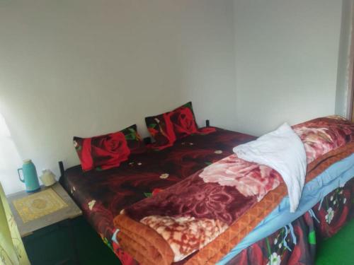 เตียงในห้องที่ Norboling Guest House Ladakh by LexStays