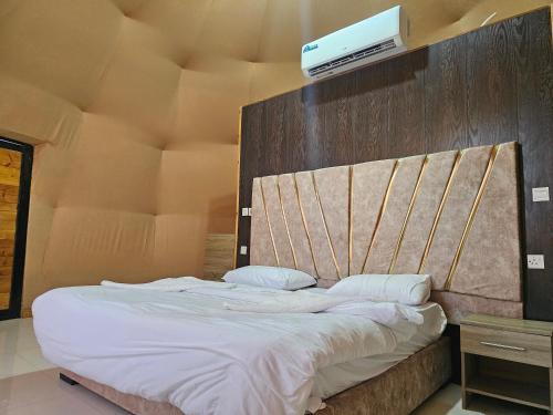 Postel nebo postele na pokoji v ubytování Talal Luxury Camp